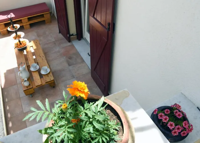 Little Yard & #1 Lejlighed